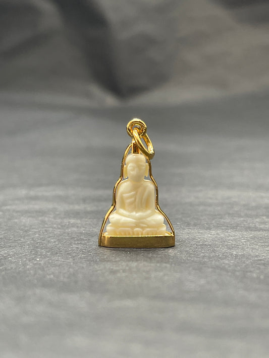 Petit Pendentif Bouddha en posture Dhyana Mudra style Ivoire et argent doré