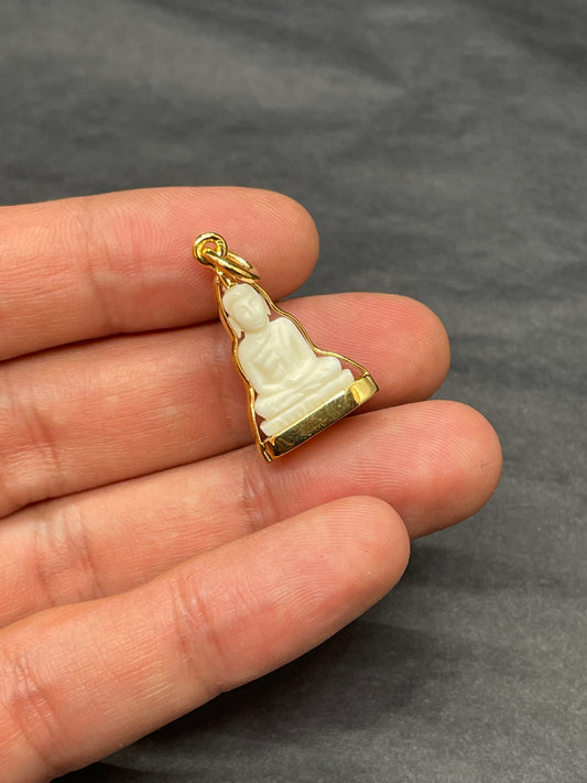 Petit Pendentif Bouddha en posture Dhyana Mudra style Ivoire et argent doré