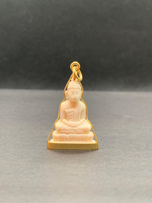Moyen Pendentif Bouddha en posture Dhyana Mudra style Ivoire et serti en argent doré