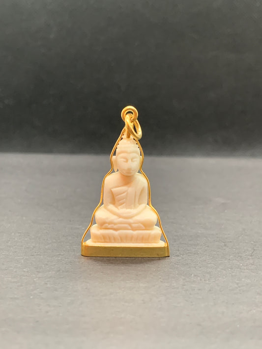 Grand Pendentif Bouddha en posture Dhyana Mudra style Ivoire et serti en argent doré