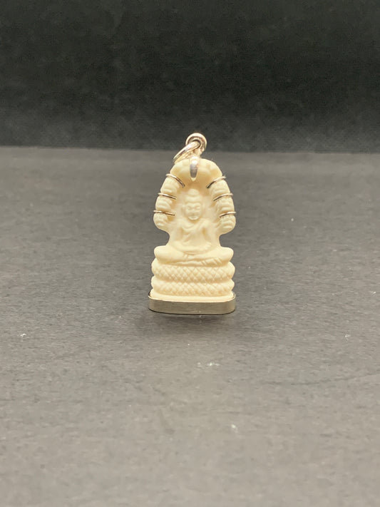 Pendentif Bouddha Naga Serti d'Argent Couleur Ivoire