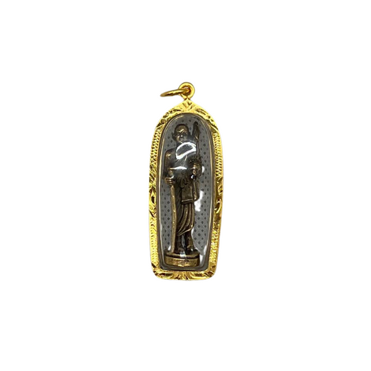 Pendentif traditionnel amulette moine bouddhiste debout avec un parapluie long et un bâton de marche couleur bronze
