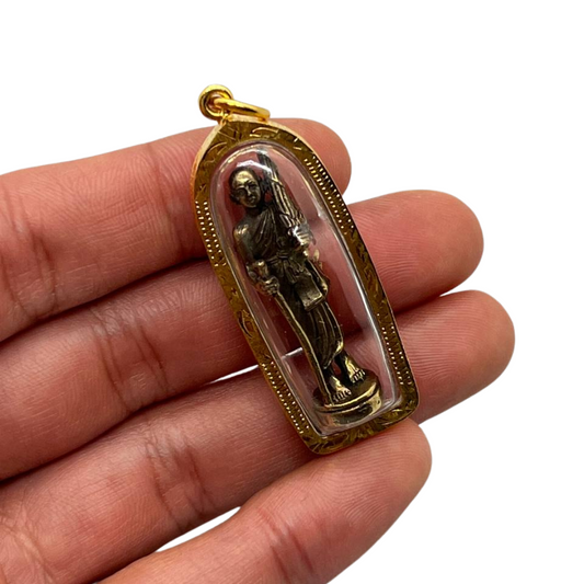 Pendentif traditionnel amulette moine bouddhiste debout avec un parapluie long et un bâton de marche couleur bronze