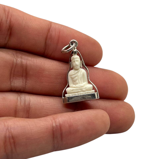 Pendentif Bouddha en posture Dhyana Mudra serti d'Argent Couleur Ivoire