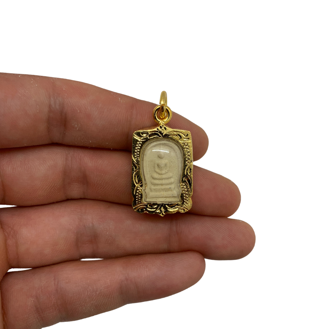 Petite amulette Thaï en verre Bouddha position Dhyani mudra couleur doré et blanc