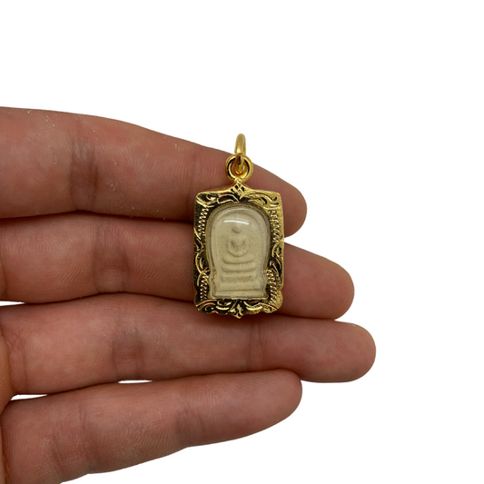 Petite amulette Thaï en verre Bouddha position Dhyani mudra couleur doré et blanc