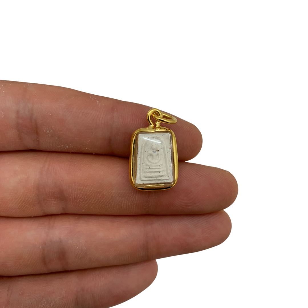 Petite amulette Thaï fine en verre Bouddha position Dhyani mudra couleur doré et blanc