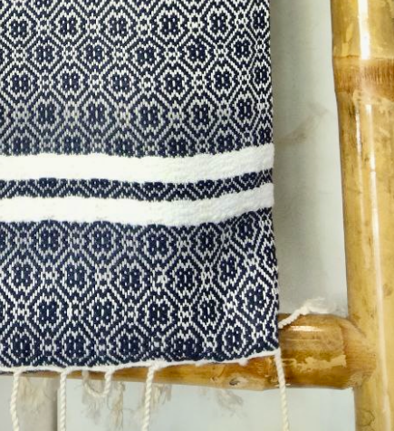 Plaid en coton tissé fait main Bleu à bandes blanches 120x240 cm par Artisans du Mékong