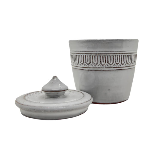 Pot "Banteay Mean Chey" avec son couvercle à motifs en céramique du Cambodge fait à la main couleur blanche