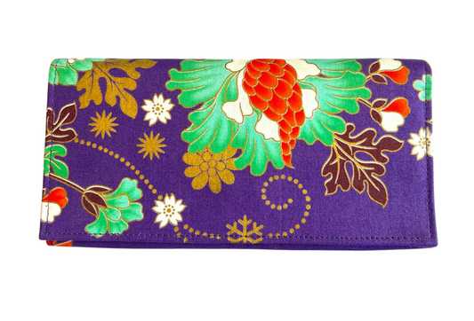 Pochette en Sarong violet aux motifs fleuris par Cambodia Art Scarf