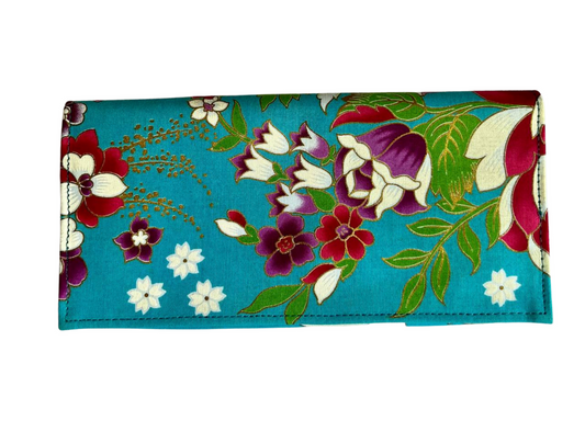 Pochette en Sarong bleu-vert aux motifs fleuris par Cambodia Art Scarf