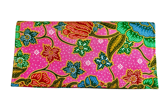 Pochette en Sarong rose aux motifs fleuris par Cambodia Art Scarf