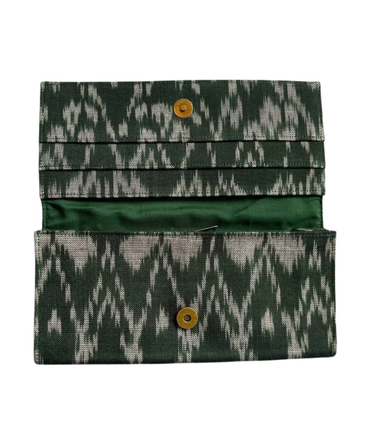 Pochette en soie cambodgienne vert sapin par Cambodia Art Scarf