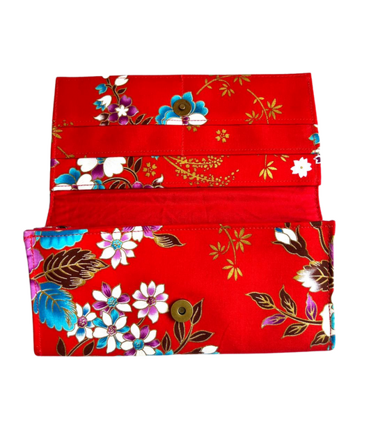 Pochette en Sarong rouge aux motifs fleuris par Cambodia Art Scarf