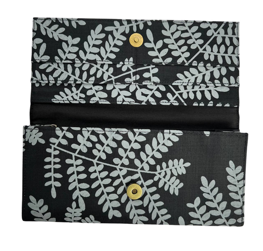 Pochette en soie cambodgienne noir aux motifs Acacia par Cambodia Art Scarf