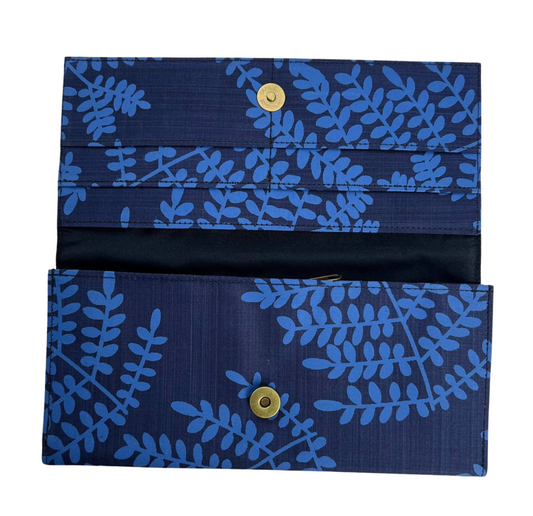 Pochette en soie cambodgienne bleu nuit aux motifs Acacia par Cambodia Art Scarf