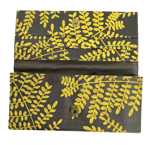 Pochette en soie cambodgienne kaki aux motifs Acacia par Cambodia Art Scarf