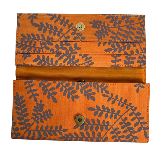 Pochette en soie cambodgienne orange aux motifs Acacia par Cambodia Art Scarf
