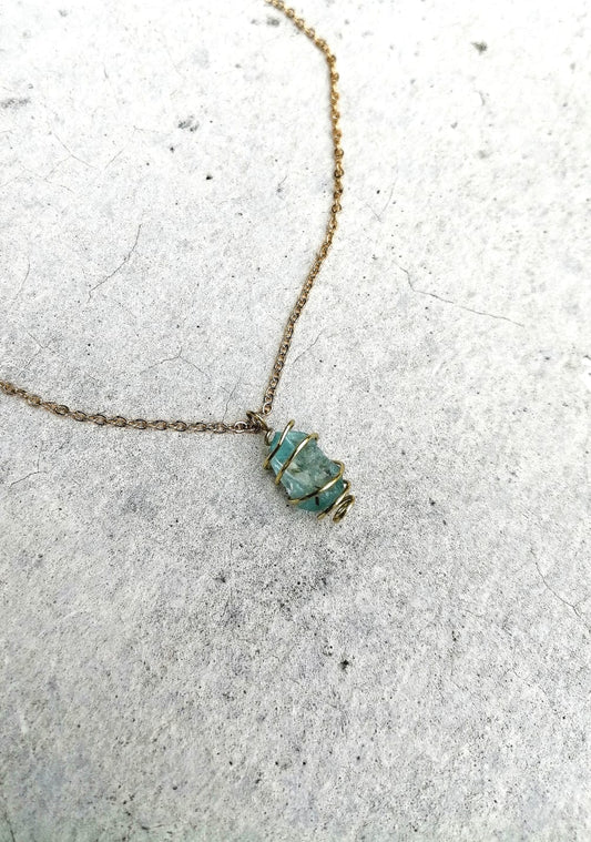Collier doré en acier inoxydable avec pendentif en zircon bleu du Cambodge