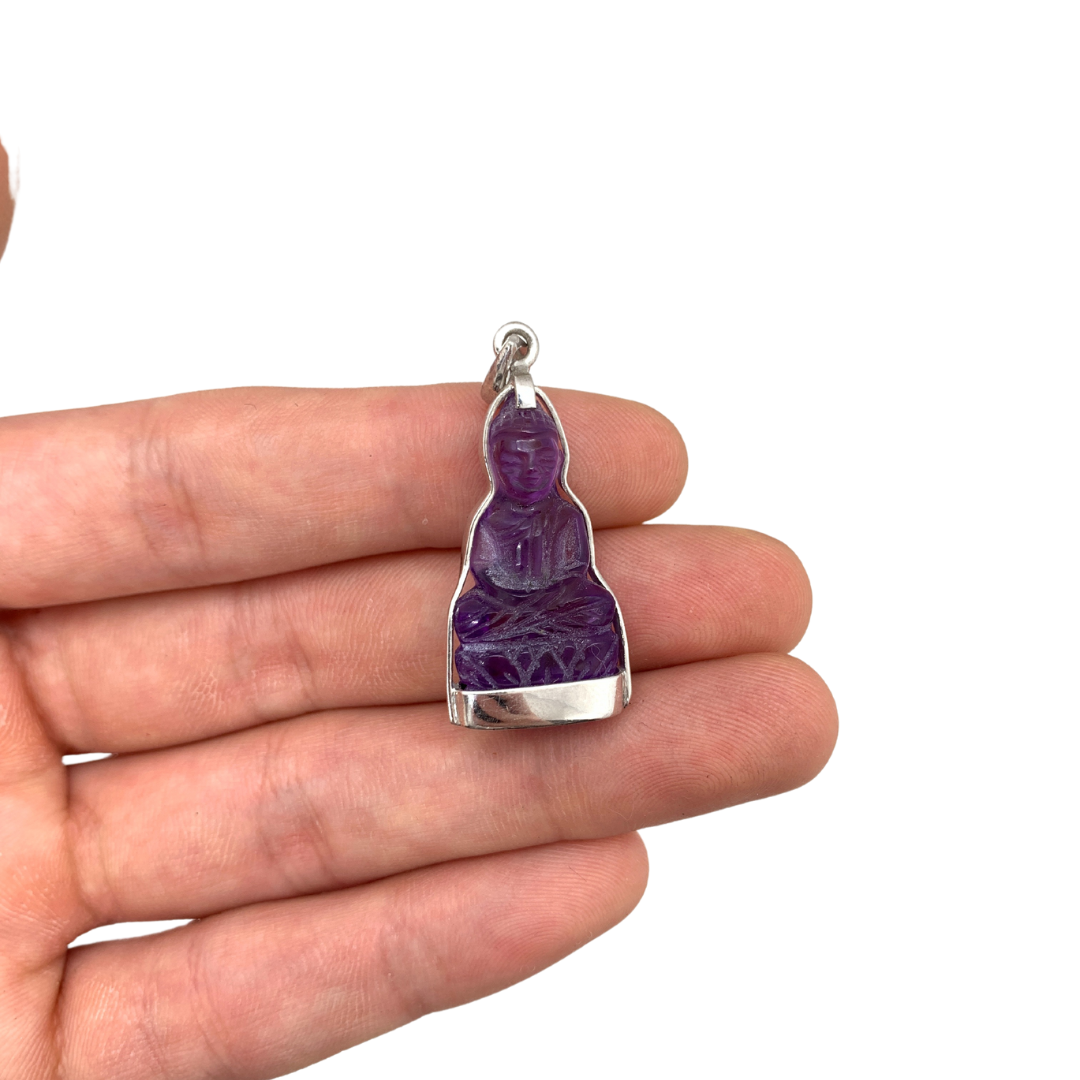 Pendentif Dhyana Mudrā en cristal violet