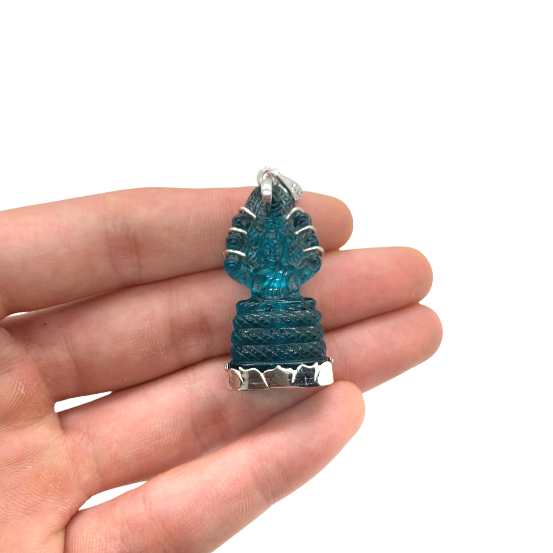 Pendentif Naga Dhyana Mudrā en cristal bleu