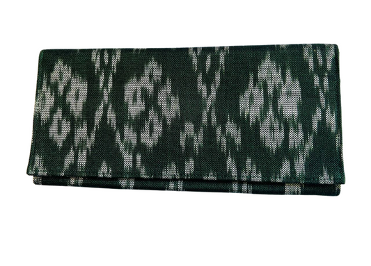 Pochette en soie cambodgienne vert sapin par Cambodia Art Scarf