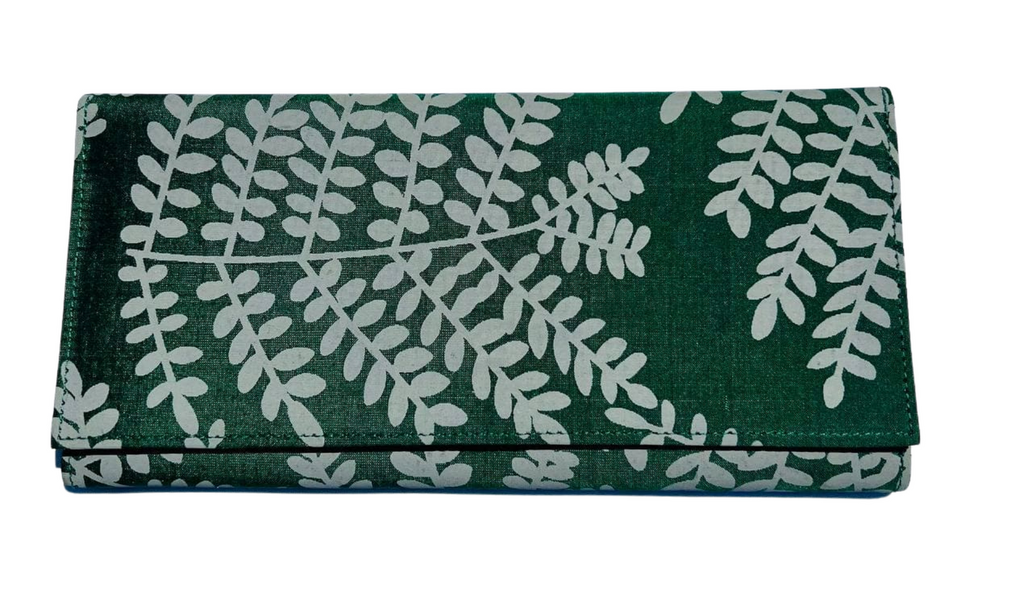 Pochette en soie cambodgienne bleu vert aux motifs Acacia par Cambodia Art Scarf
