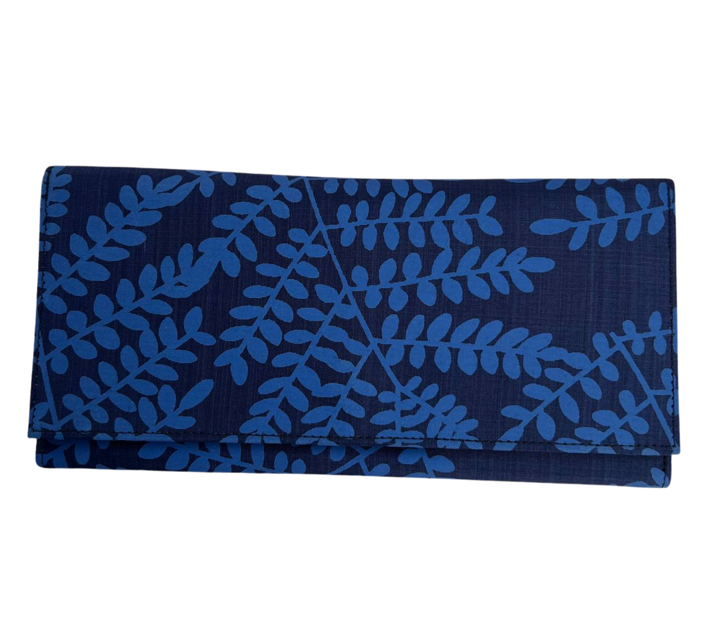 Pochette en soie cambodgienne bleu nuit aux motifs Acacia par Cambodia Art Scarf