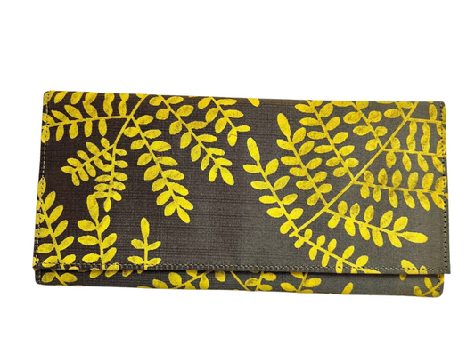 Pochette en soie cambodgienne kaki aux motifs Acacia par Cambodia Art Scarf